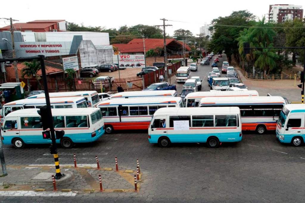 Dos días de vigilia frente a la Alcaldía y paro desde el lunes, la situación del transporte en Santa Cruz  