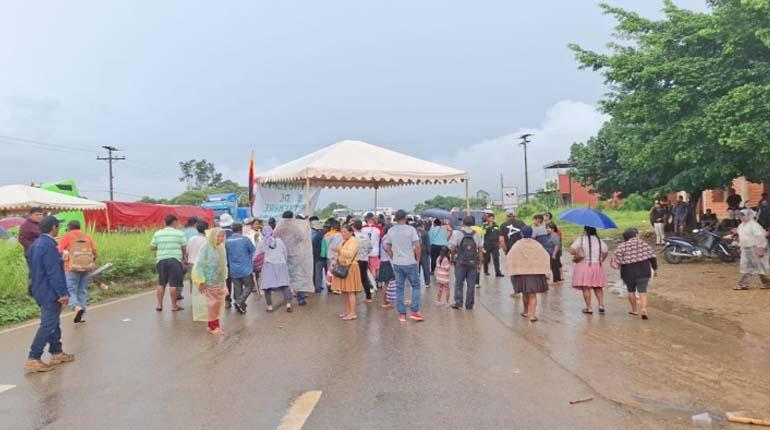 Comunidades de Yapacaní bloquean carretera Santa Cruz-Cochabamba exigiendo electrificación  