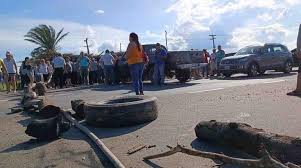 Vecinos de San Carlos bloquean ruta Santa Cruz-Cochabamba en rechazo a crédito&nbsp;municipal