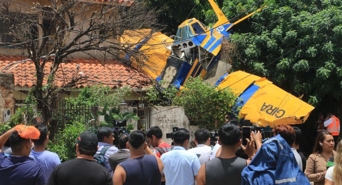 Avioneta agrícola se estrella contra vivienda en Santa Cruz; piloto resulta herido 