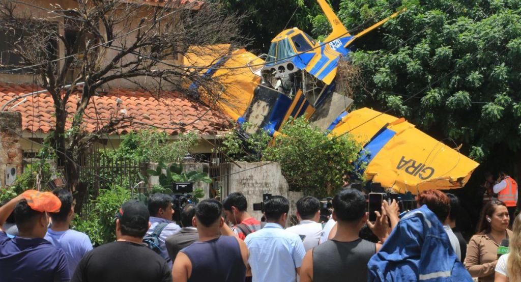Avioneta agrícola se estrella contra vivienda en Santa Cruz; piloto resulta herido 