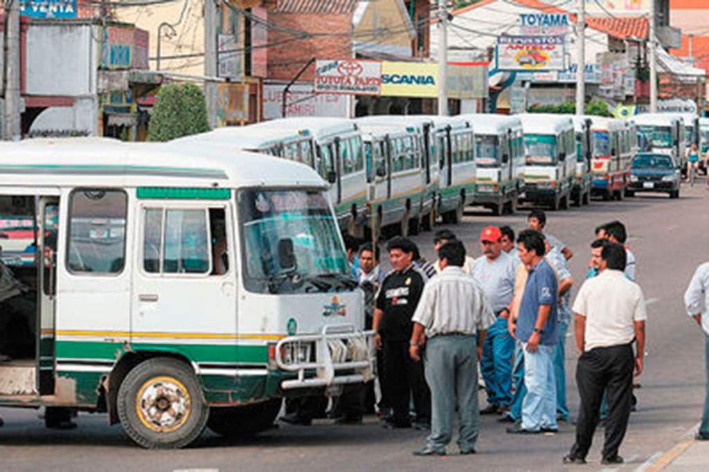 Transporte público cruceño da plazo hasta el viernes para resolver la escasez del diésel 
